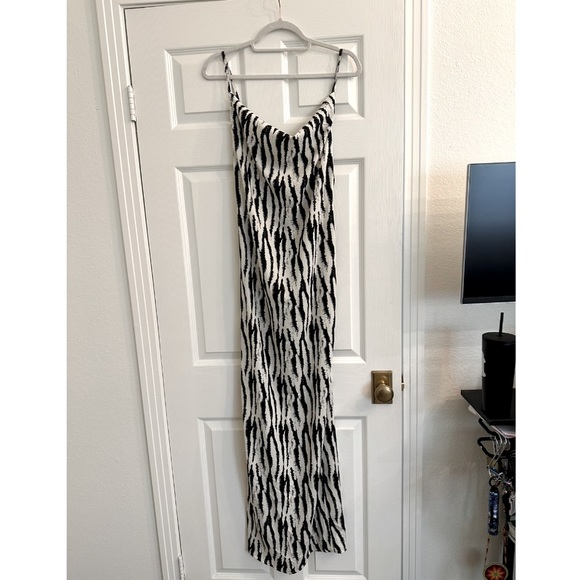 [NWT] PRETTY LITTLE THING — WHITE ZEBRA PRINT SATIN COWL NECK MAXI DRESS - Picture 4 of 8